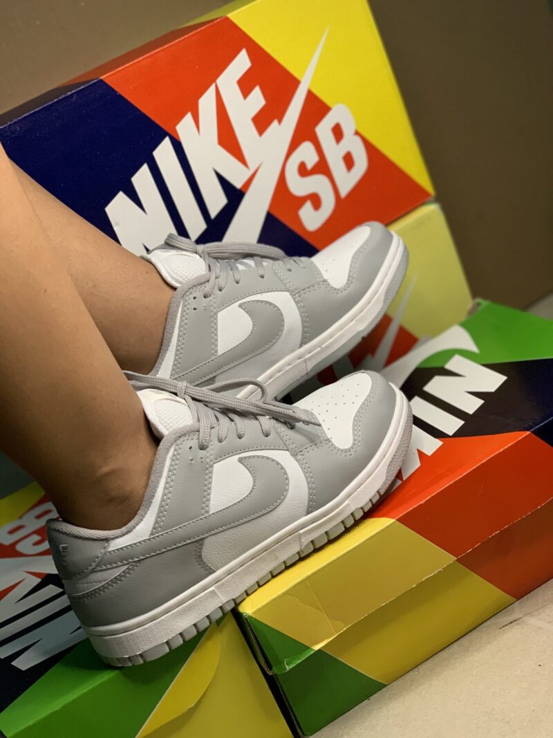 Tênis Nike Dunk Sb Low  Cinza e Branco DD1391-103 - Imagem 7